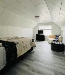 Charming and Spacious 3-bedroom House with WiFi, AC in nice Ferndale, MI