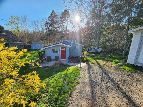 Cozy cottage by the river perfect for nature lovers & pet friendly