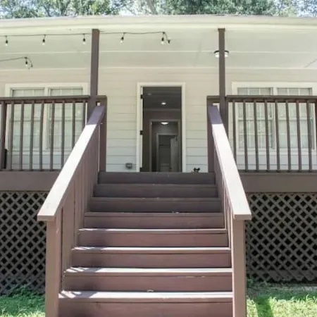 Cozy Retreat Near Airport & Downtown Отели в г. Хейпвиль