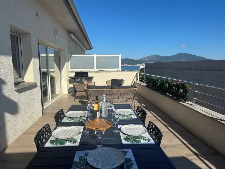 Apartment 84m2- 3 bedrooms - terrace 34 m2 - beach, restaurants on foot - parking Отели в г. Porticcio