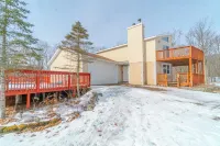 Lake Ariel Winter Getaway: King Bed, Fireplace, Wood Burning Sauna, Skiing Views