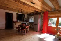 Le manoir de la Chaumette Independent apartment with games room and swimming pool