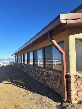 Spacious 6-bedroom hilltop cabin in tranquil Oracle