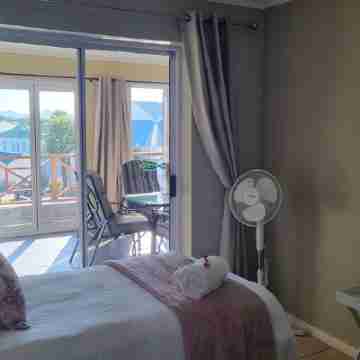 Spacious 3-bedroom apartment on the Marina - 850m from the beach! Rooms