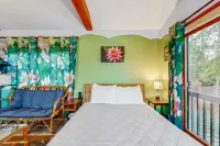 Lakefront Studio in the Trees with Gorgeous Views, Balcony, & Shared Canoe Các khách sạn ở Augusta