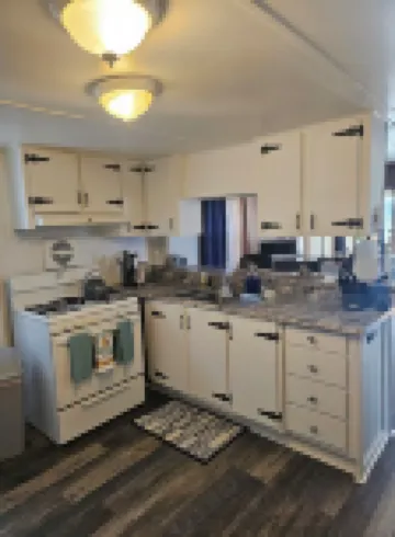 Charming Lakefront Cottage with WiFi and AC