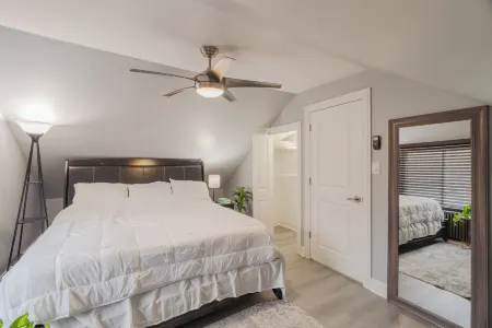 Relaxing Retreat in the Heart of Lombard + Laundry Отели рядом с достопримечательностью «Drury Lane»