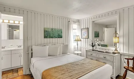 2 BR/2 bath Clermont cottage w/ Heated Olympic Pool/basketball/lake access