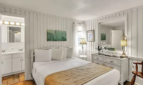 2 BR/2 bath Clermont cottage w/ Heated Olympic Pool/basketball/lake access