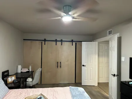 Charming 3-bedroom house in delightful Carrollton with pool & Hot Tub Отели в г. Кэрролтон