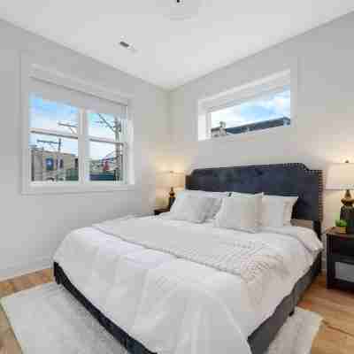Wrigleyville 4Br • 1-Min Walk to Wrigley Field & Cta • Garage • Sleeps 8 Rooms
