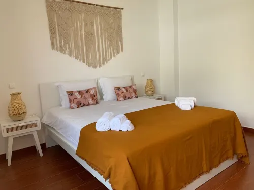 Casa com 3 Quartos e Piscina a 5 Minutos da Praia da Mareta