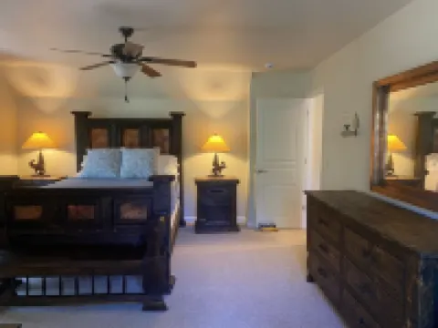 2 King 1 Queen Hot Tub  3-Bedroom Cabin in Groom Creek