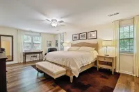 Cedar Cottage at Lake Guntersville Located a block from boat launch and park