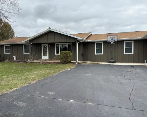 Wheelchair assessable spacious 5-bedroom house in Algoma Hotels in Algoma