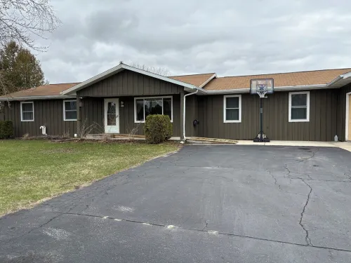 Wheelchair assessable spacious 5-bedroom house in Algoma Hotels in Algoma