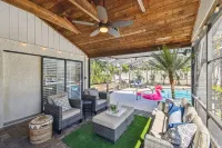 Spacious 4-bedroom house with  HEATED POOL, Games room in peaceful Palm Harbor - Swimmingpools