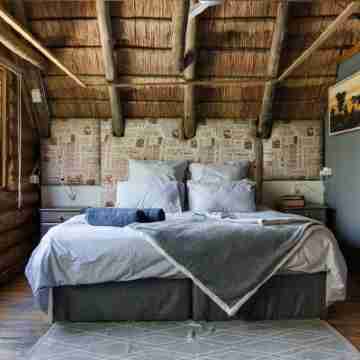 Log Home (with Hot Tub) Overlooking The Lion & Safari Park Rooms