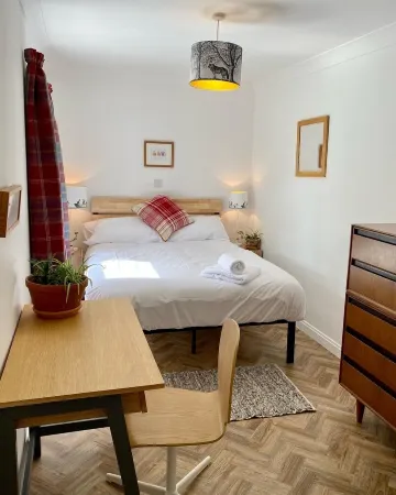 Stunning cottage, 3-beds, 2-baths, 2 sitting rooms. Fenced garden, dogs welcome.