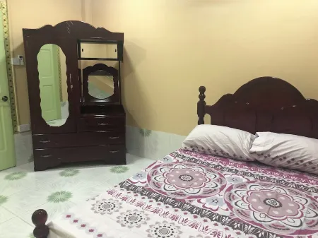 Superb apartment with AC located on the public road seawall Отели рядом с Аэропорт Огл