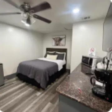 Cozy studio perfect for students with AC and WiFi in delightful Sacramento