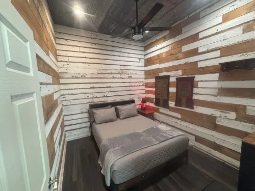 1st Floor 2BR Downtown + 2 Parking Spaces Отели в г. Элкадер