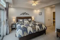 Mountain Views + Walk to Overlook Barn, Slopes, Fred's & White Wolf!