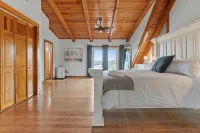 3-bedroom house on Lake Catherine in marvelous Hot Springs with hot tub and gym