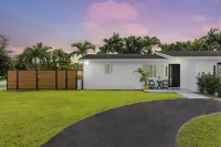 Casita Coral: 5-Star Stay with King Bed, Hot Tub, Backyard Oasis, & Pet-Friendly