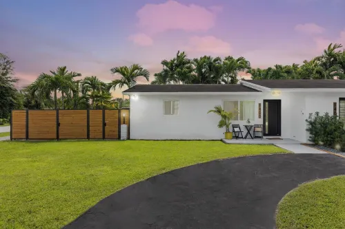 Casita Coral: 5-Star Stay with King Bed, Hot Tub, Backyard Oasis, & Pet-Friendly