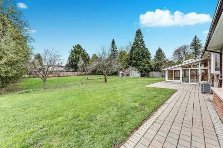 7 Bedroom and 6 washroom House with 2 kitchen and 2 laundry and a huge backyard Отели рядом с достопримечательностью «Markham Convention Centre»