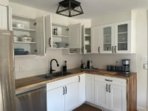 Fun cottage with hot tub, pool table, game room, and a huge deck. Hotels in Roberts Creek