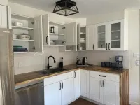 Fun cottage with hot tub, pool table, game room, and a huge deck. فنادق في Roberts Creek