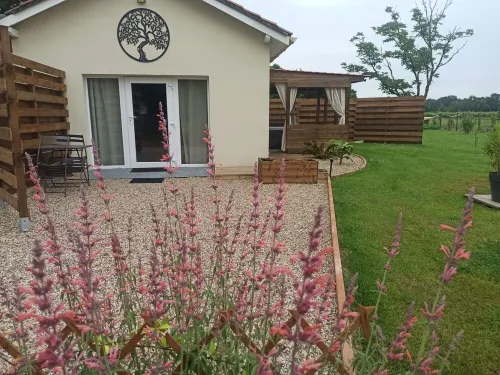 Loft in the heart of nature, private spa, massage parlour, ideal for relaxing. Hotels in Montcaret