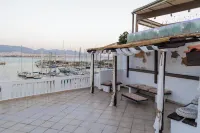 Seaside Grey Pearl Villa Sea Views, Ideal for Artists & Dreamers