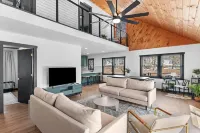 Cozy 4-Bedroom Modern Mountaintop Retreat in Jewett