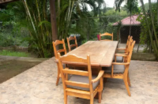 Peaceful family Retreat! 10 minutes to beach, restaurants and supermarkets.