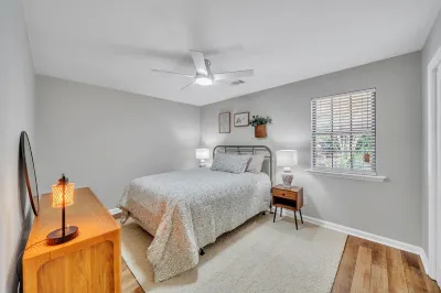 Cozy & Convenient 2BR/2BA Townhome Hotels near Wellston Park