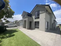 CHILLAX HOUSE -Luxury Canal Holiday House, Jetty, BBQ, Family Friendly-Sleeps 14