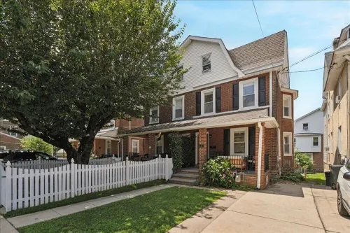 Spacious, Bright, Renovated and on the Main Line! 아드모어 호텔