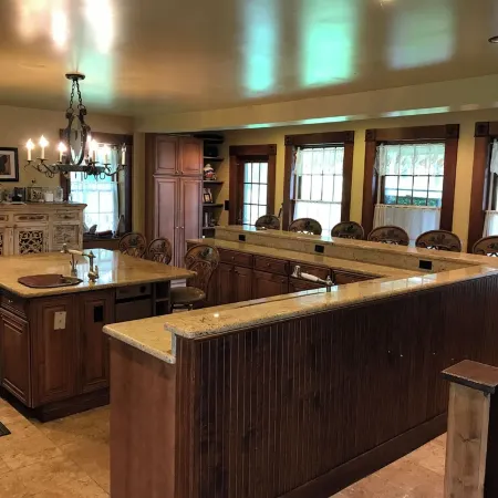 Spacious 5-bedroom farmhouse in delightful Kenoza Lake with WiFi, AC,