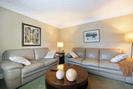 3 minute walk to nature trail Отели рядом с достопримечательностью «Албион Фолс»