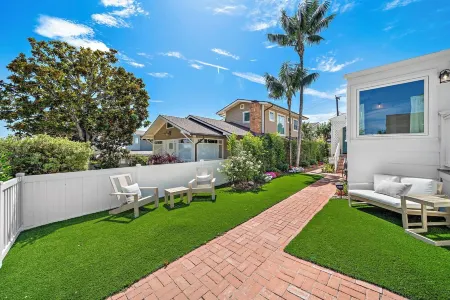 Laguna Beach House - Steps from the Sand! Отели рядом с достопримечательностью «Laguna Beach Free Walking Tour»