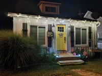 Cheerful & cozy 3 bedroom cottage near lake with hot tub