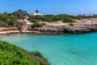 Exclusive boutique apartment with swimming pool, paddle tennis court and beach 2 minutes away.