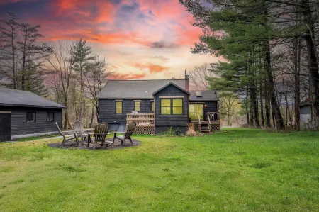 Charcoal Chalet by Avantstay A+ Design w/ Firepit