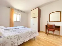 Family-friendly apartment Lilly with trampoline, air conditioning, wifi, up to 5 people