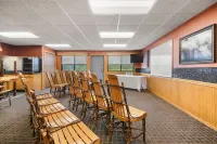 Super 8 by Wyndham Eveleth - Motels