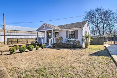 Mississippi Cottage ~ 6 Mi to Columbus Lake Отели в г. Колумбус