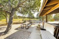 Peaceful Strawberry Cabin Fire Pit and Hot Tub - 3-Sterne